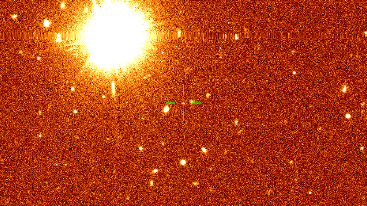 HSC画像から、小惑星2024 YR4(緑十字でマーク)を中心に南北1分角、東西2分角の領域を切り出したもの